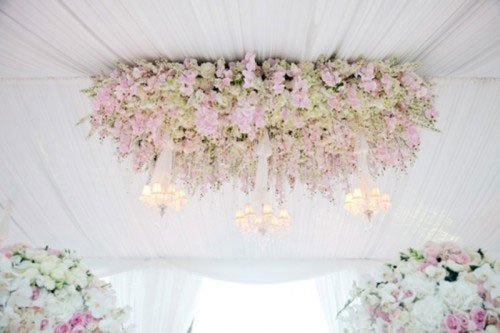 ornement de plafond salle de reception de mariage fleurs roses et blanches